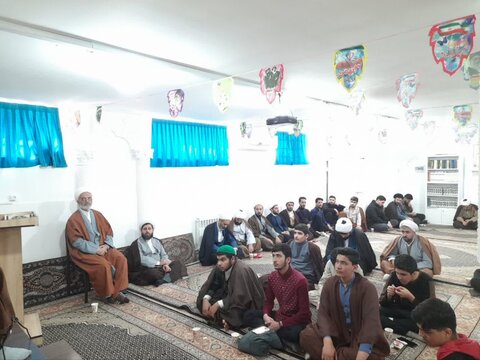 تصاویر/درس اخلاق طلاب مدرسه علمیه امام صادق علیه‌السلام بیجار