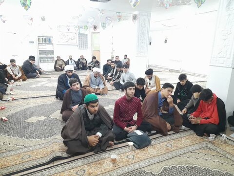 تصاویر/درس اخلاق طلاب مدرسه علمیه امام صادق علیه‌السلام بیجار