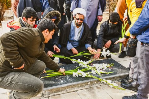 تصاویر/ تجدید میثاق طلاب تکاب با شهدا