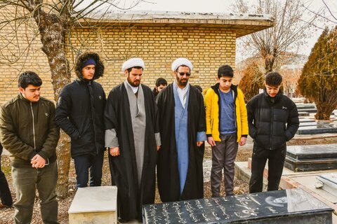 تصاویر/ تجدید میثاق طلاب تکاب با شهدا