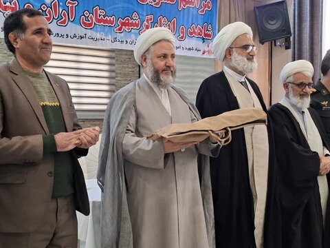 تصاویر/تشویق دانش آموزان ممتاز خانواده های شهدا و ایثارگران آران و بیدگل