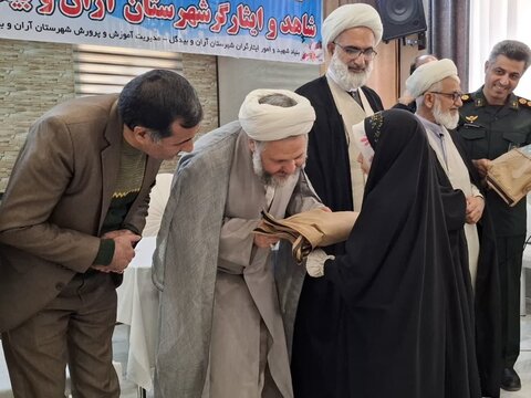 تصاویر/تشویق دانش آموزان ممتاز خانواده های شهدا و ایثارگران آران و بیدگل