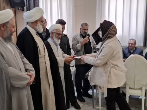 تصاویر/تشویق دانش آموزان ممتاز خانواده های شهدا و ایثارگران آران و بیدگل