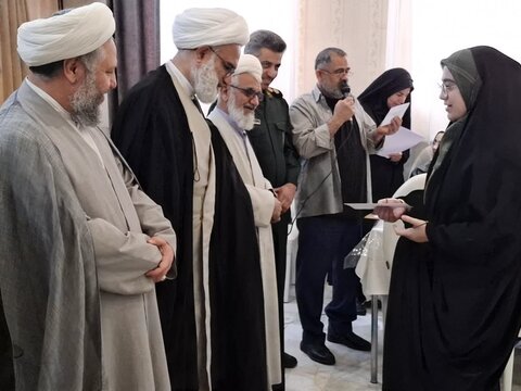 تصاویر/تشویق دانش آموزان ممتاز خانواده های شهدا و ایثارگران آران و بیدگل