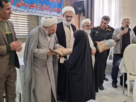 تصاویر/تشویق دانش آموزان ممتاز خانواده های شهدا و ایثارگران آران و بیدگل