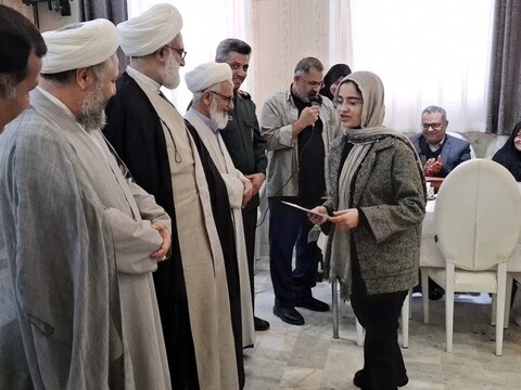 تصاویر/تشویق دانش آموزان ممتاز خانواده های شهدا و ایثارگران آران و بیدگل