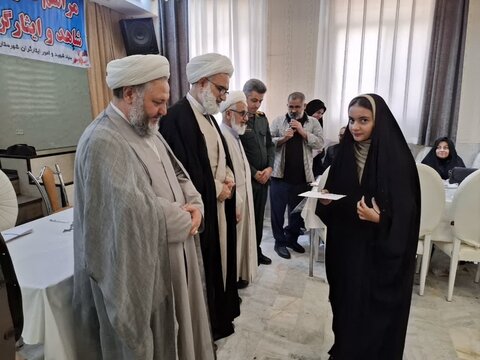 تصاویر/تشویق دانش آموزان ممتاز خانواده های شهدا و ایثارگران آران و بیدگل