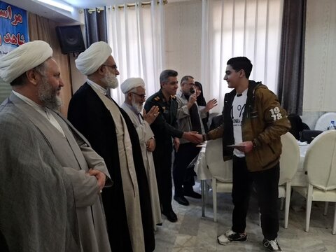 تصاویر/تشویق دانش آموزان ممتاز خانواده های شهدا و ایثارگران آران و بیدگل