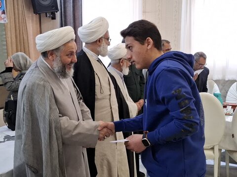 تصاویر/تشویق دانش آموزان ممتاز خانواده های شهدا و ایثارگران آران و بیدگل