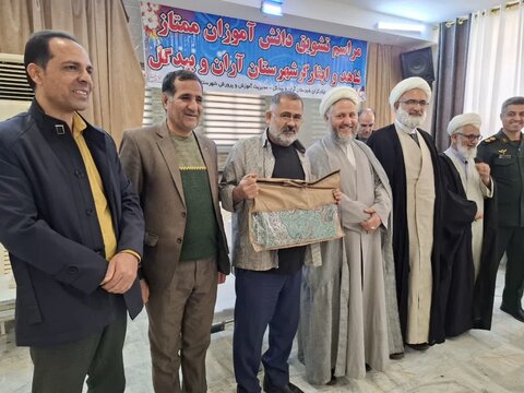 تصاویر/تشویق دانش آموزان ممتاز خانواده های شهدا و ایثارگران آران و بیدگل