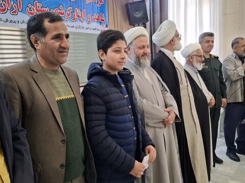 تصاویر/تشویق دانش آموزان ممتاز خانواده های شهدا و ایثارگران آران و بیدگل