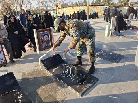 تصاویر/  غبارروبی و عطرافشانی گلزار شهدای شهرستان آران و بیدگل