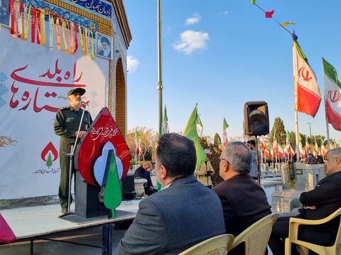 تصاویر/ آیین مهمانی لاله‌ها و عطر افشانی گلزار شهدای کاشان