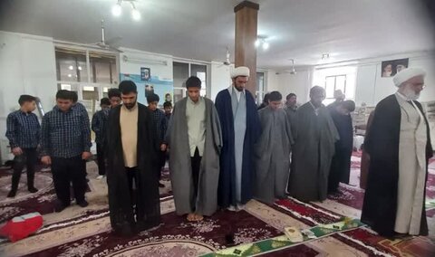 تصاویر/ جشن تکلیف پسران دانش‌آموز مدرسه شهید غیرتی آران و بیدگل