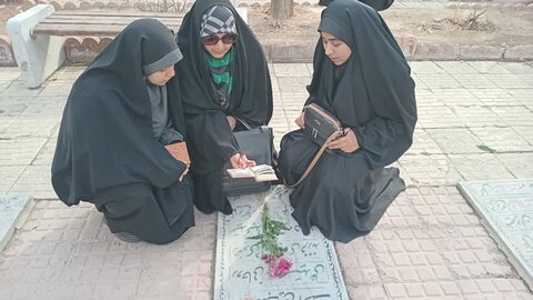 تصاویر/غبارروبی مزار شهدا توسط طلاب مدرسه علمیه الزهرا (س)اراک
