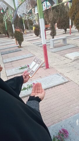 تصاویر/غبارروبی مزار شهدا توسط طلاب مدرسه علمیه الزهرا (س)اراک