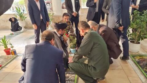 تصاویر/ غبارروبی قبور مطهر شهدای گناوه