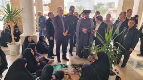 تصاویر/ غبارروبی قبور مطهر شهدای گناوه