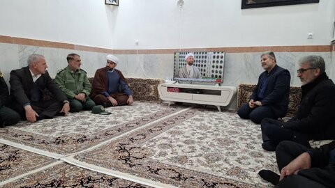 تصاویر/دیدار با خانواده معظم شهدای کامیاران به مناسبت دهه فجر