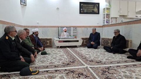 تصاویر/دیدار با خانواده معظم شهدای کامیاران به مناسبت دهه فجر