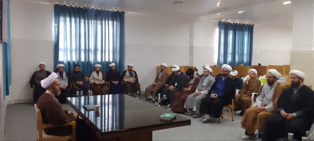 نشست مشترک مدیر حوزه علمیه خوی با مبلغان طرح امین