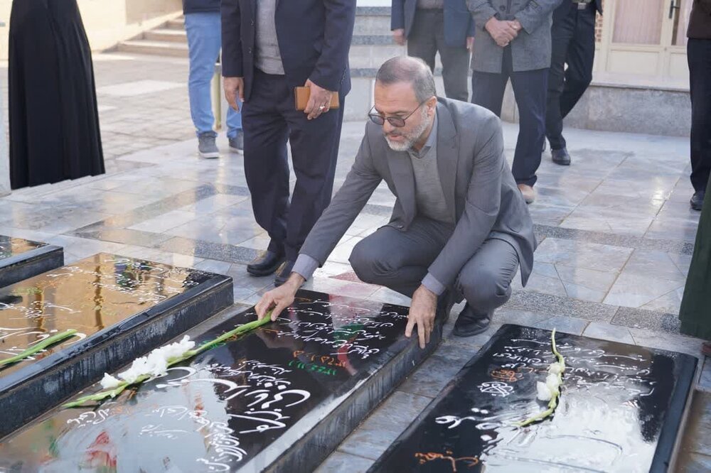 ادای احترام معاون امنیتی و انتظامی استانداری اصفهان به مقام شامخ شهدای آران و بیدگل