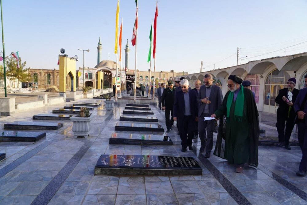 ادای احترام معاون امنیتی و انتظامی استانداری اصفهان به مقام شامخ شهدای آران و بیدگل