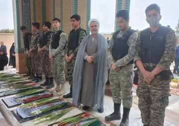 گلزار شهدای قنوات همزمان با ایام الله دهه فجر گلباران شد