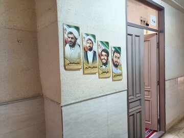 تصاویر/ مزین شدن مدرسه علمیه آیت‌الله یثربی کاشان به تمثال شهدا