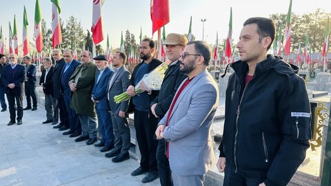 عطرافشانی گلزار شهدا و تجدید میثاق با امام شهدا توسط کارگزاران حج و زیارت کاشان