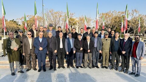 عطرافشانی گلزار شهدا و تجدید میثاق با امام شهدا توسط کارگزاران حج و زیارت کاشان