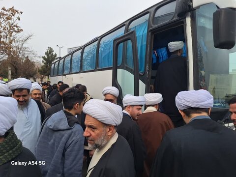 تصاویر/ بدرقه کاروان زائران حسینی مدرسه علمیه امام رضا (ع) میاندوآب به کربلای معلی