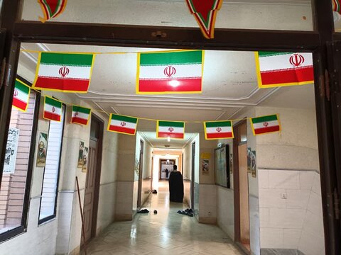 تصاویر/ مزین شدن مدرسه علمیه آیت‌الله یثربی کاشان به تمثال شهدا