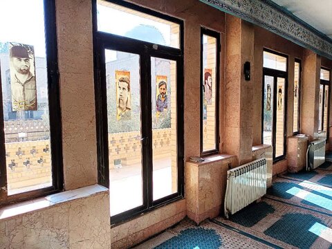 تصاویر/ مزین شدن مدرسه علمیه آیت‌الله یثربی کاشان به تمثال شهدا