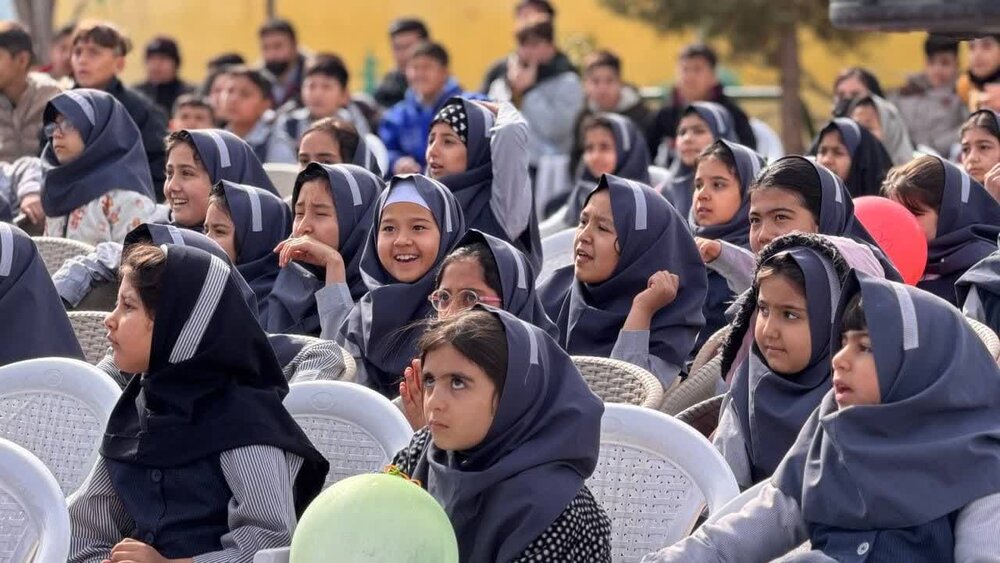 جشن انقلاب، لبخند بر لب دانش‌آموزان کاشانی نشاند