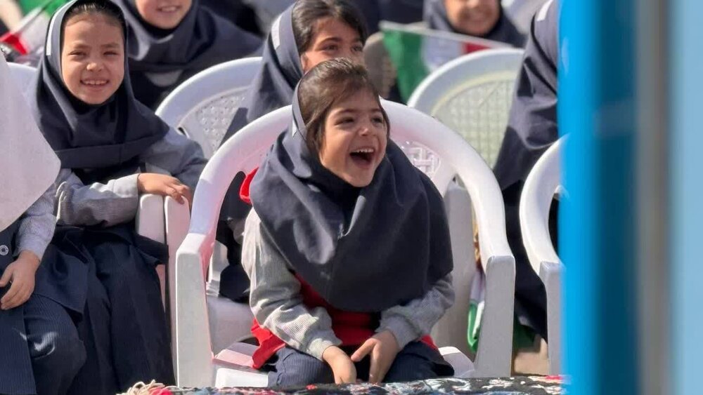 جشن انقلاب، لبخند بر لب دانشآموزان کاشانی نشاند