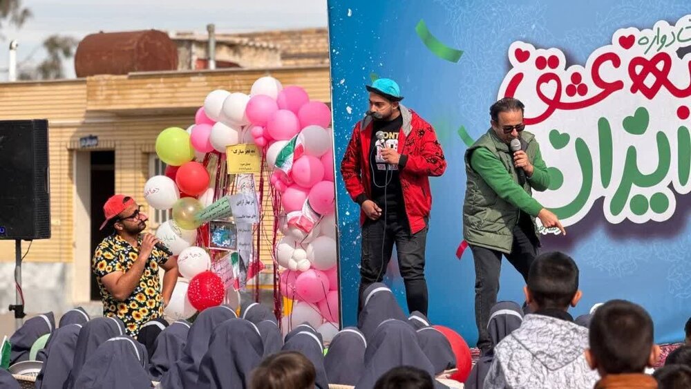 جشن انقلاب، لبخند بر لب دانشآموزان کاشانی نشاند