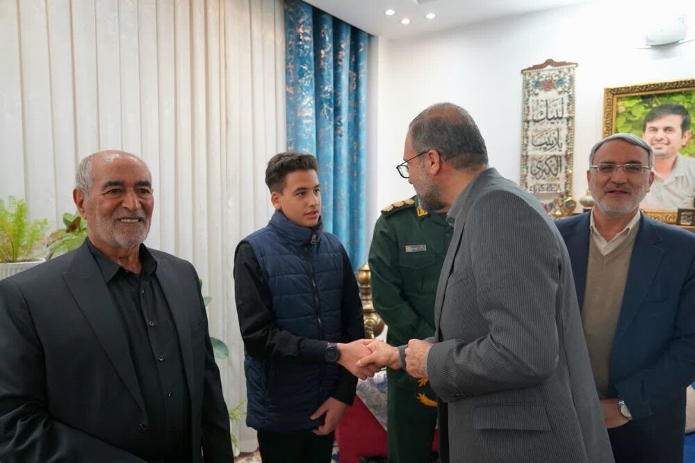 دیدار معاون استاندار اصفهان با خانواده شهیدان عبداللهی، روشنی و عبدالهزاده + عکس