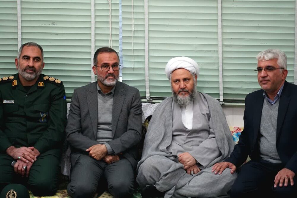 دیدار معاون استاندار اصفهان با خانواده شهیدان عبداللهی، روشنی و عبدالهزاده + عکس