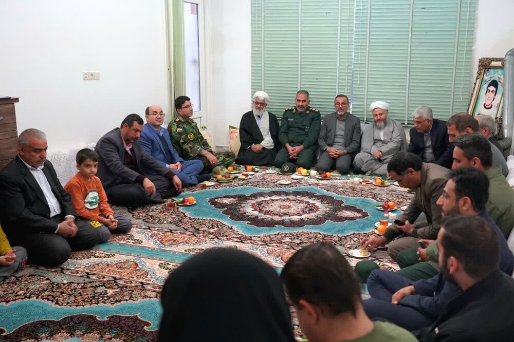 دیدار معاون استاندار اصفهان با خانواده شهیدان عبداللهی، روشنی و عبدالهزاده + عکس