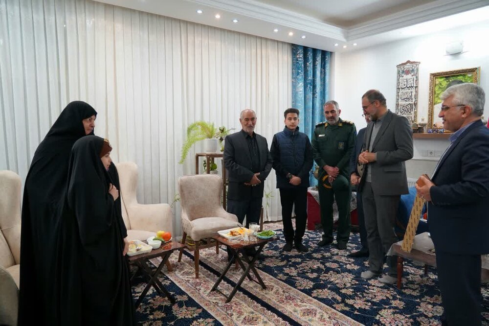 دیدار معاون استاندار اصفهان با خانواده شهیدان عبداللهی، روشنی و عبدالهزاده + عکس