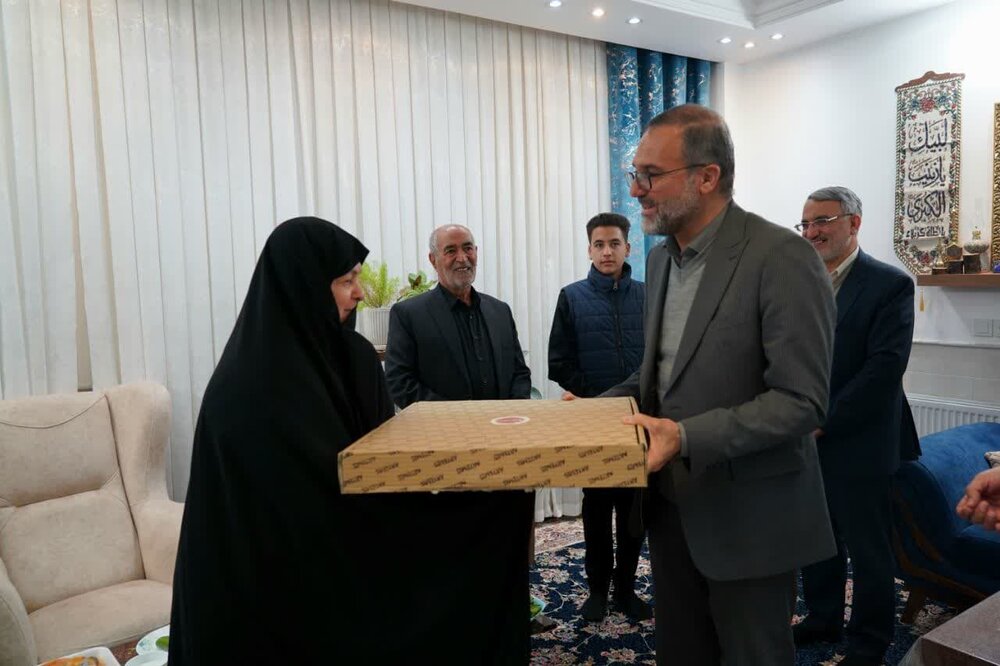 دیدار معاون استاندار اصفهان با خانواده شهیدان عبداللهی، روشنی و عبدالهزاده + عکس