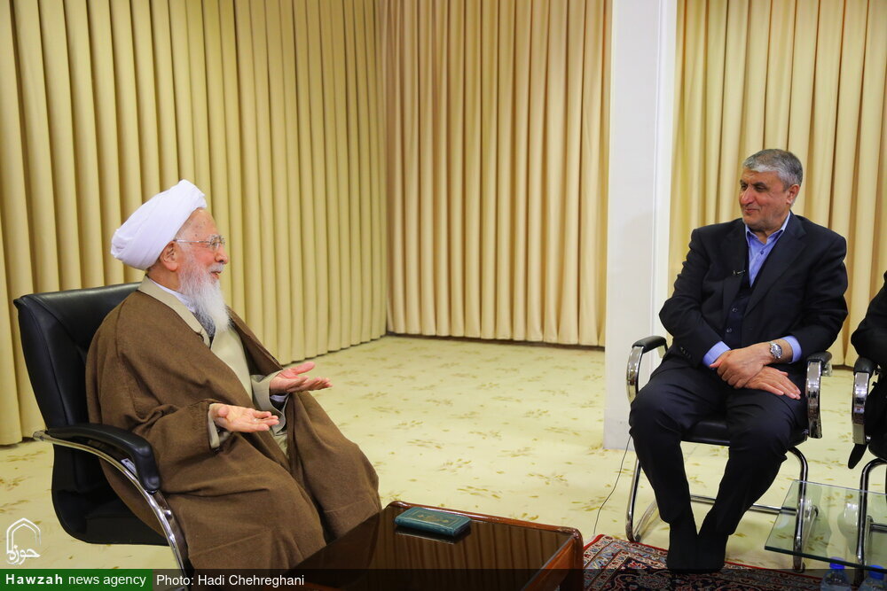 كونوا قويين لدرجة أن العدو يخاف منكم / أمريكا ليس لها أصالة كونوا قويين لدرجة أن العدو يخاف منكم / أمريكا ليس لها أصالة