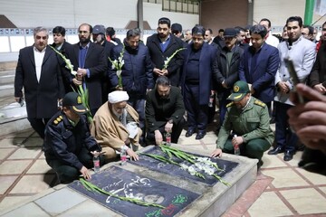 تصاویر/ عطرافشانی و غباروبی گلزار شهدای مرند برگزار شد