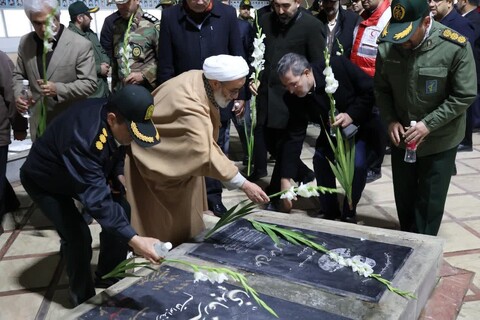 تصاویر/ عطرافشانی و غباروبی گلزار شهدای مرند برگزار شد