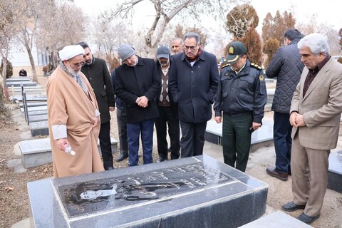 تصاویر/ عطرافشانی و غباروبی گلزار شهدای مرند برگزار شد