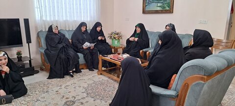 تصاویر/دیدار طلاب مدرسه علمیه فاطمه الزهرا اراک با خانواده شهید مهدی محمودی