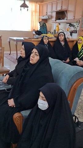 تصاویر/دیدار طلاب مدرسه علمیه فاطمه الزهرا اراک با خانواده شهید مهدی محمودی