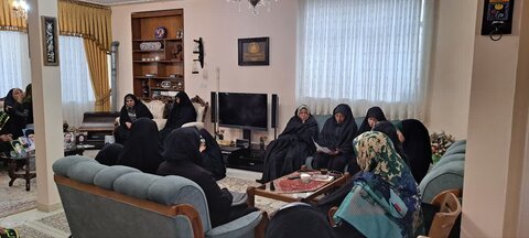 تصاویر/دیدار طلاب مدرسه علمیه فاطمه الزهرا اراک با خانواده شهید مهدی محمودی