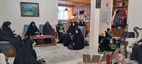 تصاویر/دیدار طلاب مدرسه علمیه فاطمه الزهرا اراک با خانواده شهید مهدی محمودی